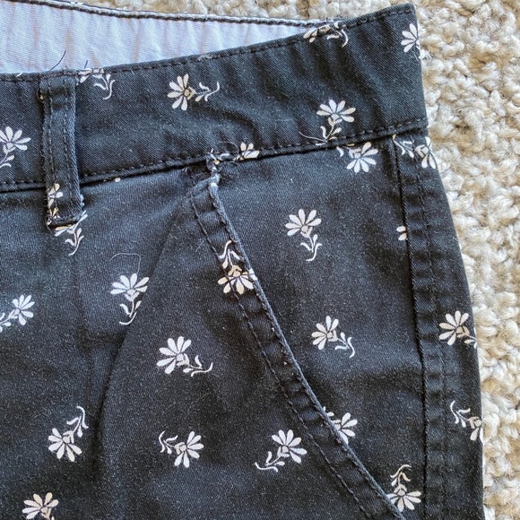 Daisy shorts. - Picture 4 of 7